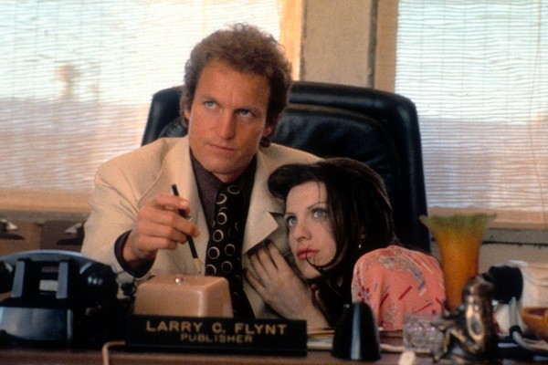 Courtney Love e Woody Harrelson em cena de O Povo Contra Larry Flint (1996) (Foto: Reprodução)