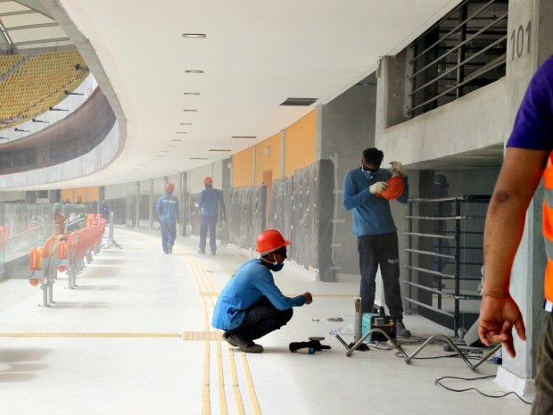 Operários trabalham nos últimos ajustes para jogo de inauguração (Foto: Isabella Pina/Globoesporte.com)