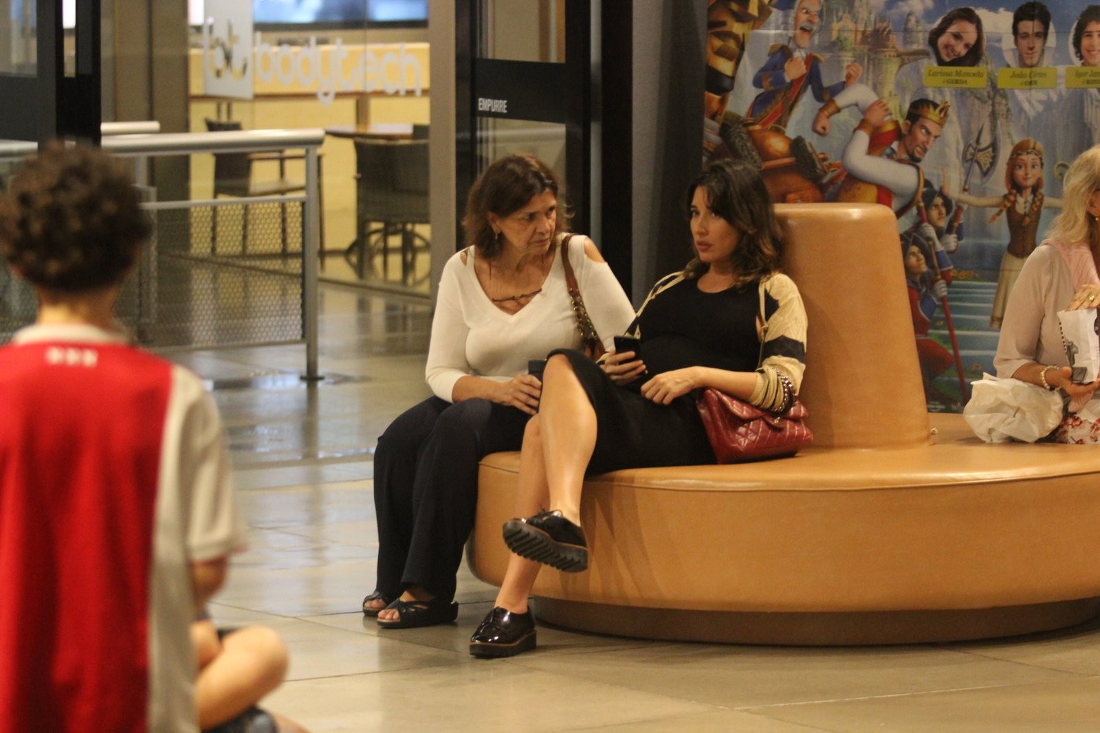 Giselle Itié vai ao cinema com a mãe, dona Sandra (Foto: Rodrigo Adão/ AgNews)