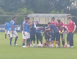 Mayke se machuca em choque com atacante e dá susto na Toca da Raposa