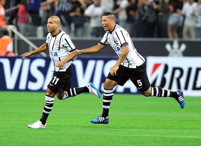 Emerson e Ralf, comemoração gol do Corinthians contra o Once Caldas (Foto: Marcos Ribolli)