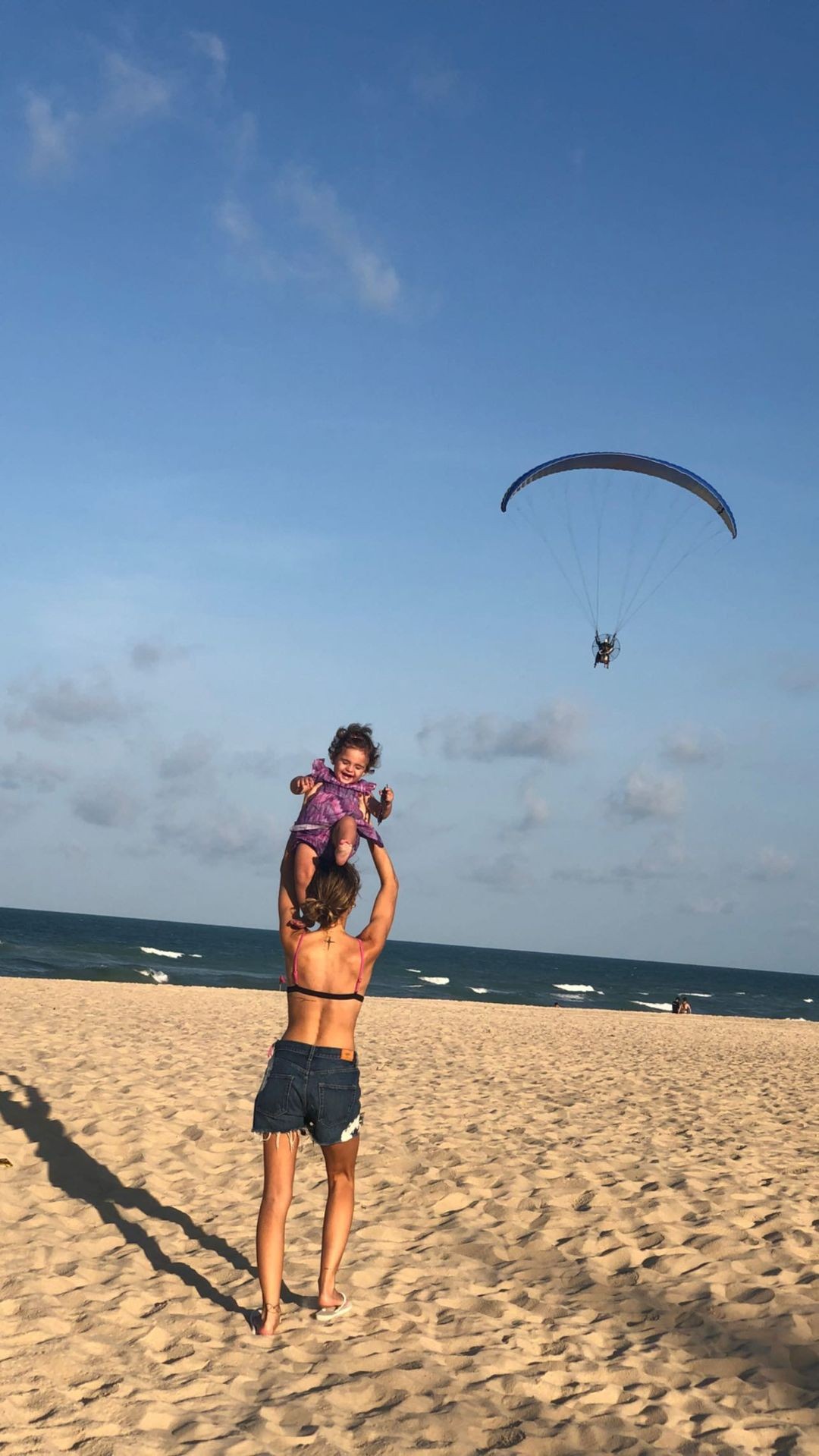 Carol Dias e Esther em praia no Ceará (Foto: Reprodução / Instagram)
