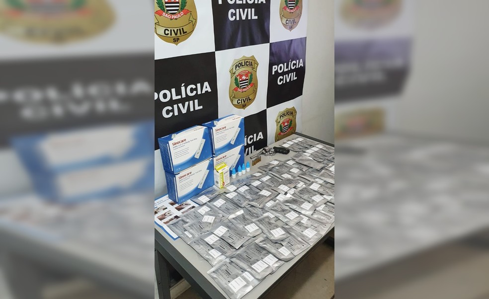 Polícia apreendeu kits adulterados de teste para Covid e grande quantidade de material de proteção, como luvas e máscaras — Foto: Polícia Civil/Divulgação