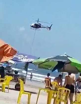 Helicóptero resgata jovens que estavam se afogando em praia do litoral de SP; vídeo