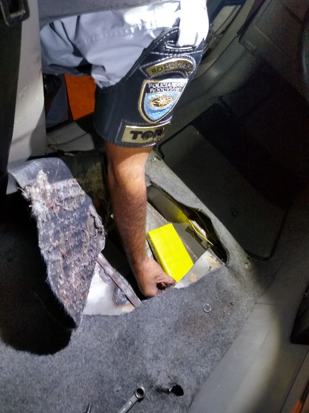 66 tijolos de maconha estavam escondido no carro em Florínea  — Foto: Polícia Rodoviária / Divulgação 