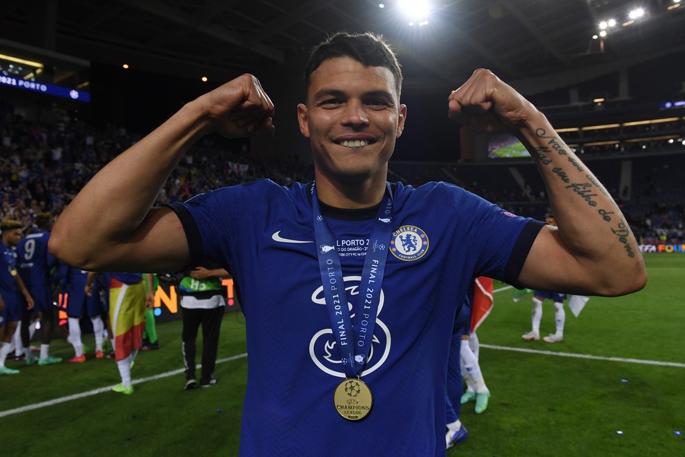 Thiago Silva exibe a medalha de campeão, em sua primeira conquista de Liga dos Campeões no Chelsea — Foto: Alex Caparros/UEFA via Getty Images