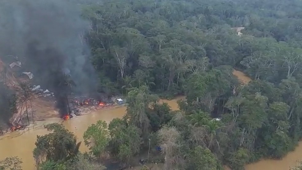 28/07/22: Imagem aérea mostra área usada por garimpeiros sendo destruída em operação contra garimpo na Terra Yanomami — Foto: Ibama/Divulgação