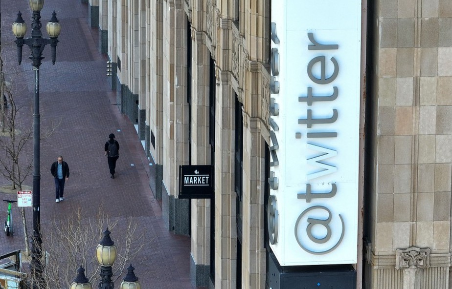 Musk 'muda' nome do Twitter na fachada da sede, na Califórnia