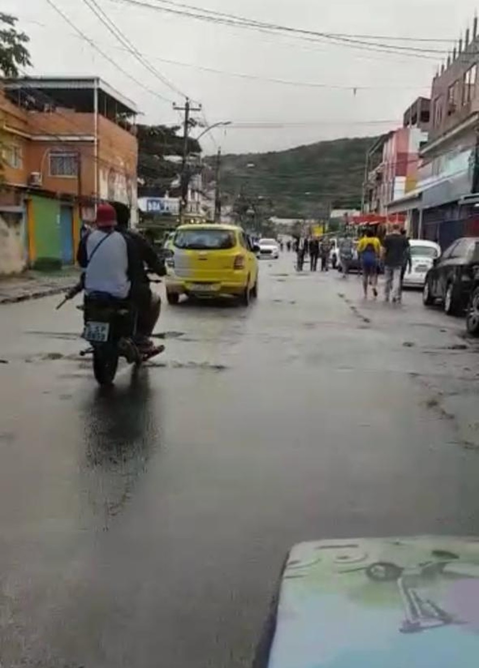 Homem armado de fuzil percorre Vila Aliança junto a carro de som — Foto: Reprodução