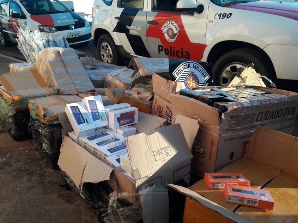Mercadorias foram apreendidas em Dracena &mdash; Foto: Pol&iacute;cia Militar