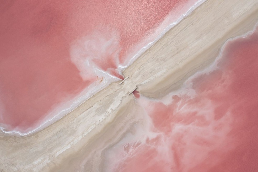 s minas de sal de Las Coloradas em Yucatán. Nestas lagoas de água rosa está uma das mais importantes usinas geradoras de sal do país — Foto:  Nick Leopold Sordo/TNC Photo Contest