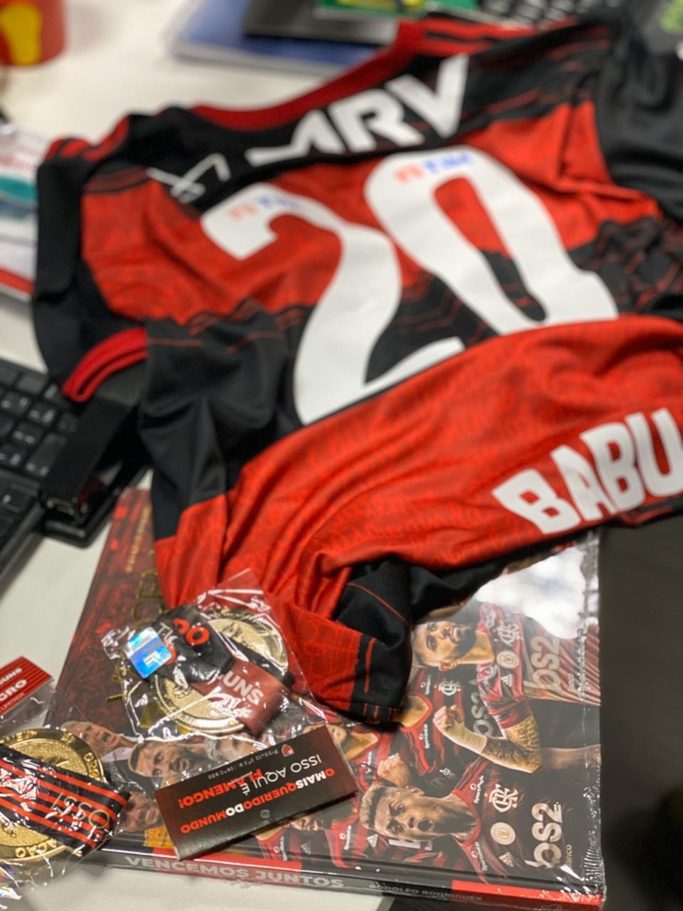 Babu recebeu camisa com seu nome e o número 20, em referência ao BBB — Foto: Cahê Mota / GloboEporte.com
