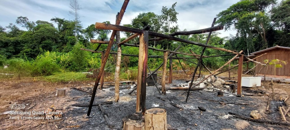 Duas casas foram completamente destrudas na ao  Foto: Reproduo