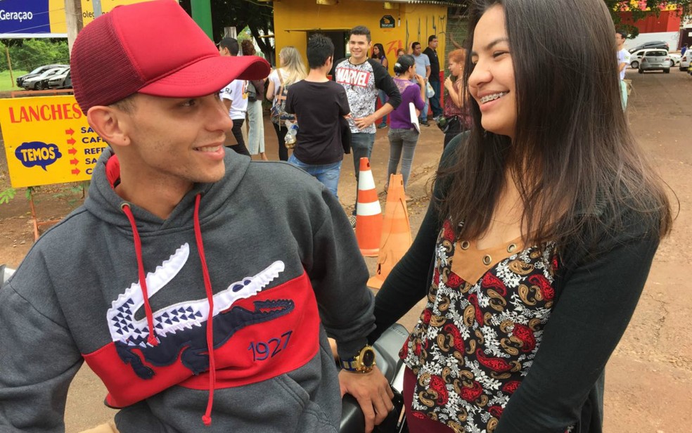 Namorados companheiros acompanham candidatas do Enem até 