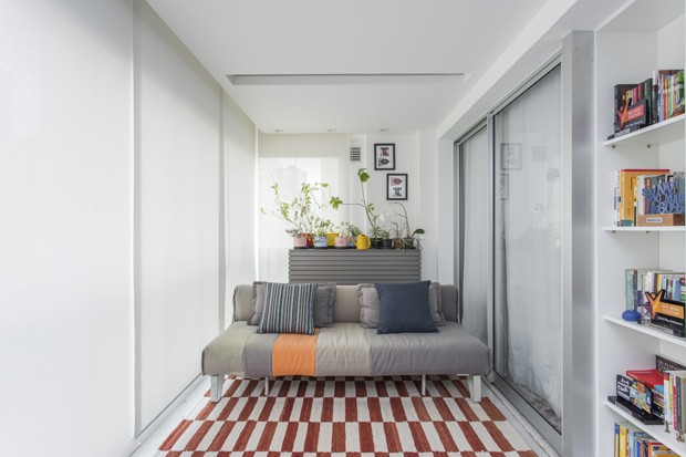Apartamento de 44 m² tem quarto integrado com a varanda  (Foto: Thiago Travesso)
