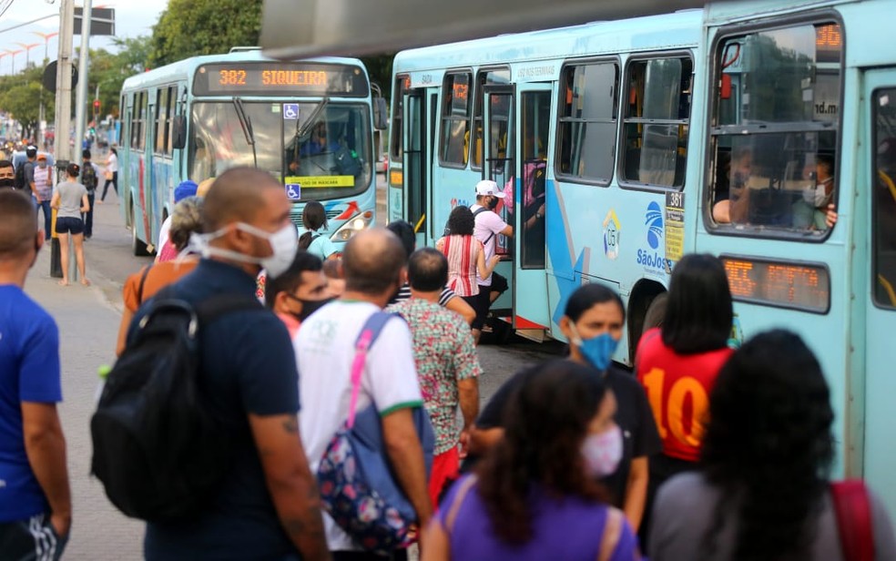 Ônibus ficam lotados em dia de greve de motoristas em Fortaleza — Foto: Fabiane de Paula/SVM