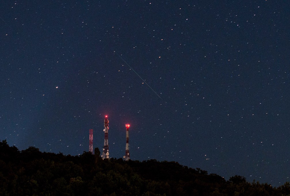 Um meteoro Perseida cruza o céu perto da cidade de Ohrid, na Macedônia, na quinta-feira (13) — Foto: Robert Atanasovski/AFP