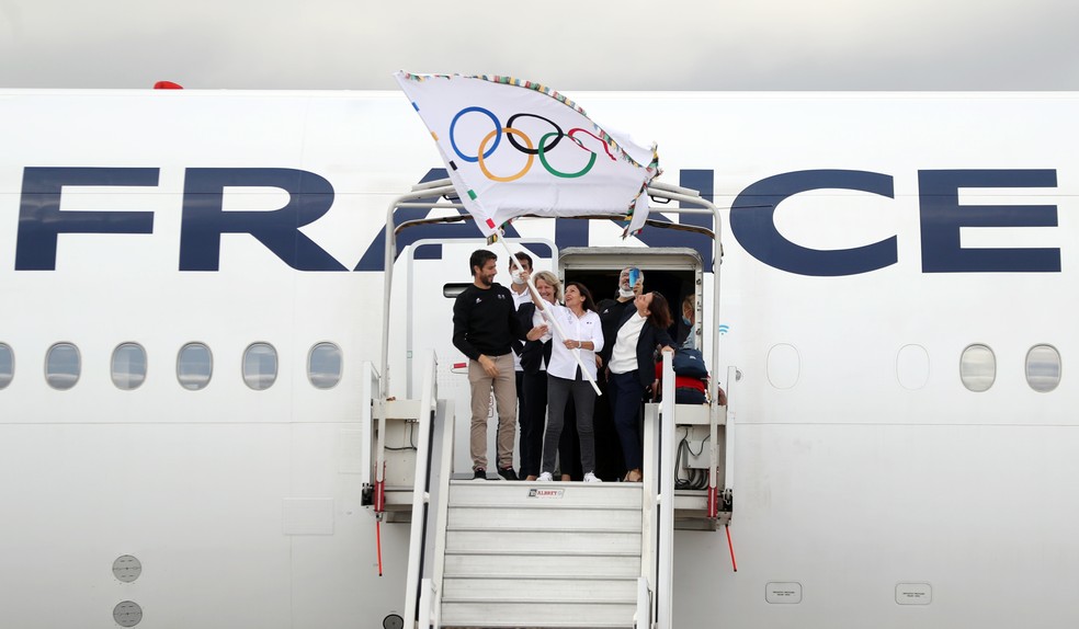 Chegada da bandeira olímpica em Paris — Foto: SARAH MEYSSONNIER/Reuters