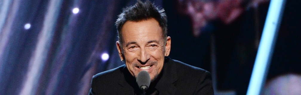 Bruce Springsteen fala no palco durante premiação em Nova York. (Foto: Larry Busacca/AFP)