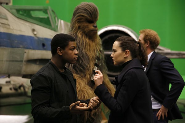 John Boyega e Daisy Ridley conversam ao lado de Chewbacca e do Prícipe Harry (Foto: Getty)
