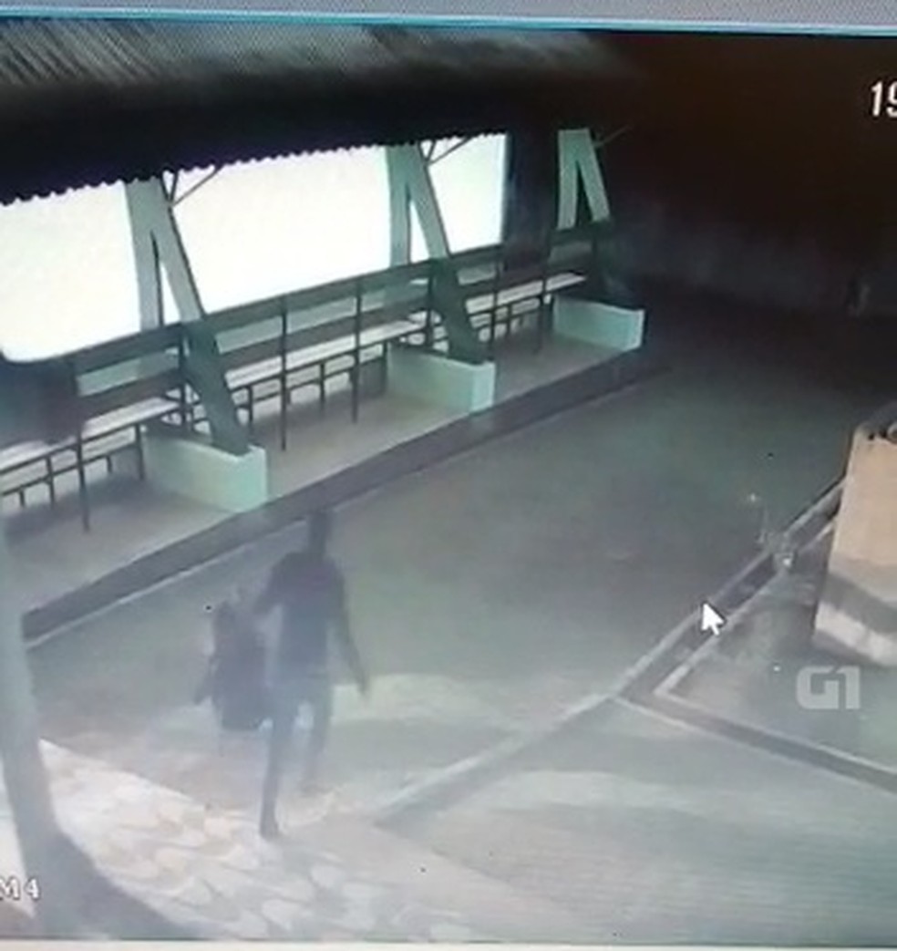 Vídeo mostra uma das ações dos bandidos em escola  (Foto: Reprodução)
