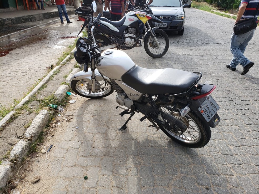 Moto usada pelos autores para cometerem o crime foi encontrada — Foto: Caio Mourão/G1