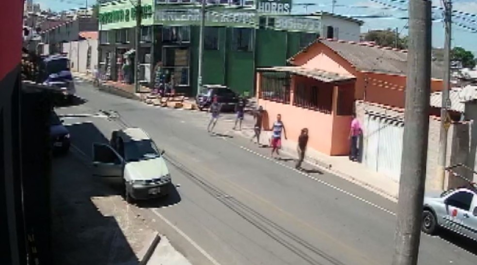 Câmeras flagraram agressão a homem em Boa Esperança (MG) — Foto: Reprodução/EPTV