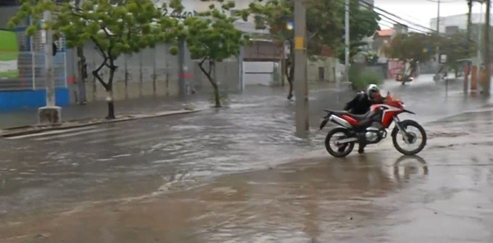 Fortaleza tem ruas alagadas em manhã de chuva forte — Foto: TV Verdes Mares/Reprodução