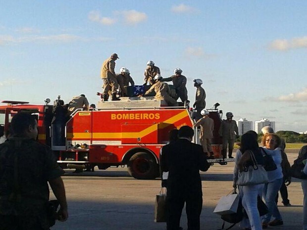 Corpo de Marcelo Déda foi colocado no carro do Corpo de Bombeiros que segue em cortejo até o Centro da capital (Foto: Marina Fontenele/G1)