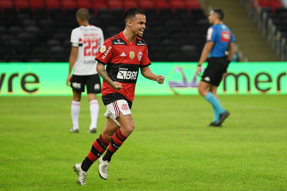 Michael comemora o quinto gol do Flamengo contra o São Paulo — Foto: Alexandre Durão