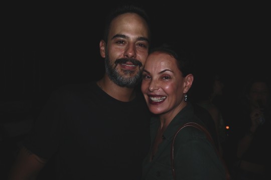 Carolina Ferraz e o marido, Marcelo Marins, eram dos mais animados da noite: o casal é frequentador do clube (Foto: Divulgação)