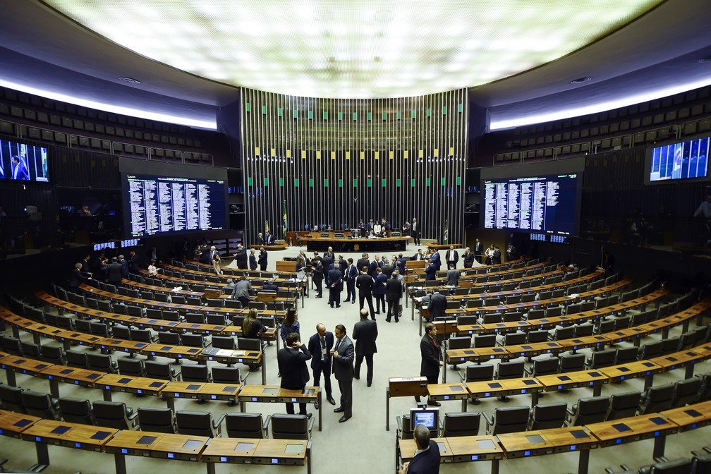Plenário da Câmara dos Deputados, em Brasília, após início da sessão para analisar e votar a denúncia contra o presidente Michel Temer (Foto: Evaristo Sá/AFP)