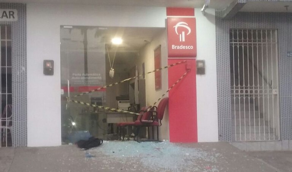 Posto de atendimento bancário foi alvo de explosão em Lagoa do Carro, na Mata Norte de Pernambuco (Foto: Reprodução/WhatsApp)