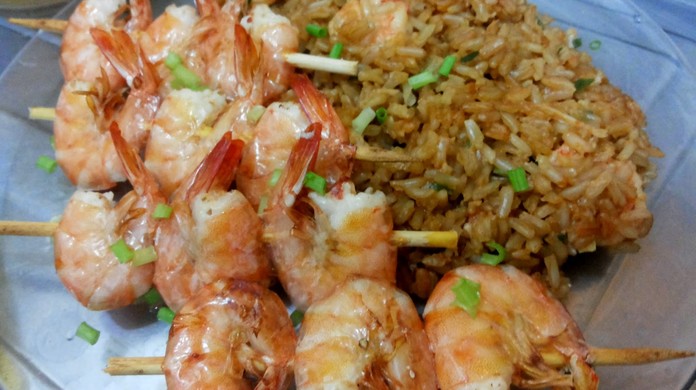 Espetinho De Camarao Receitas Receitas Coloque os camaroes nos espetos, cerca de 4 ou 5 camaroes por espeto: espetinho de camarao receitas receitas