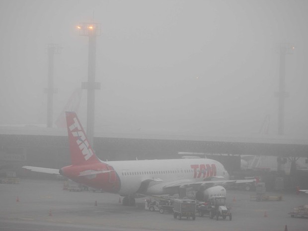  Vista do aeroporto de Cumbica na manhã dessa segunda-feira (25). Devido à forte neblina que esta sobre São Paulo, o aeroporto opera por instrumentos. (Foto: Luiz Guarnieri/ Brazil Photo Press/Folhapress)