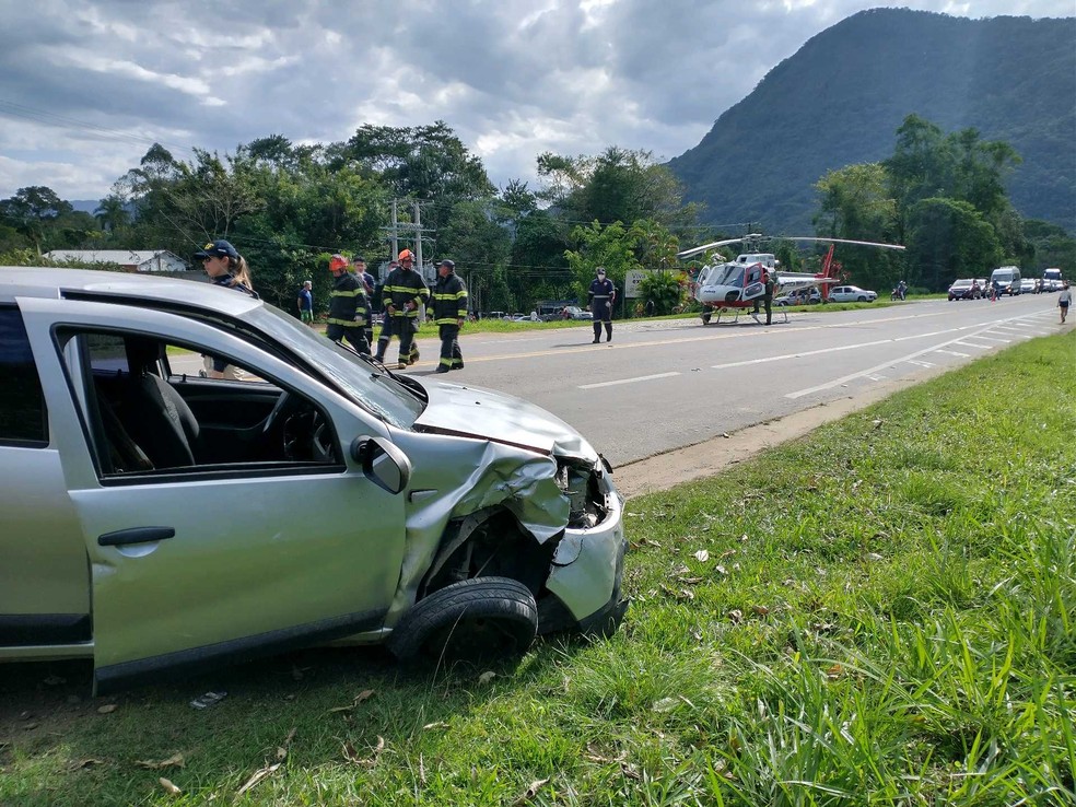 Uma pessoa morre e duas ficam feridas em acidente na Rio-Santos em Ubatuba. — Foto: Léo Rolim/Vanguarda Repórter