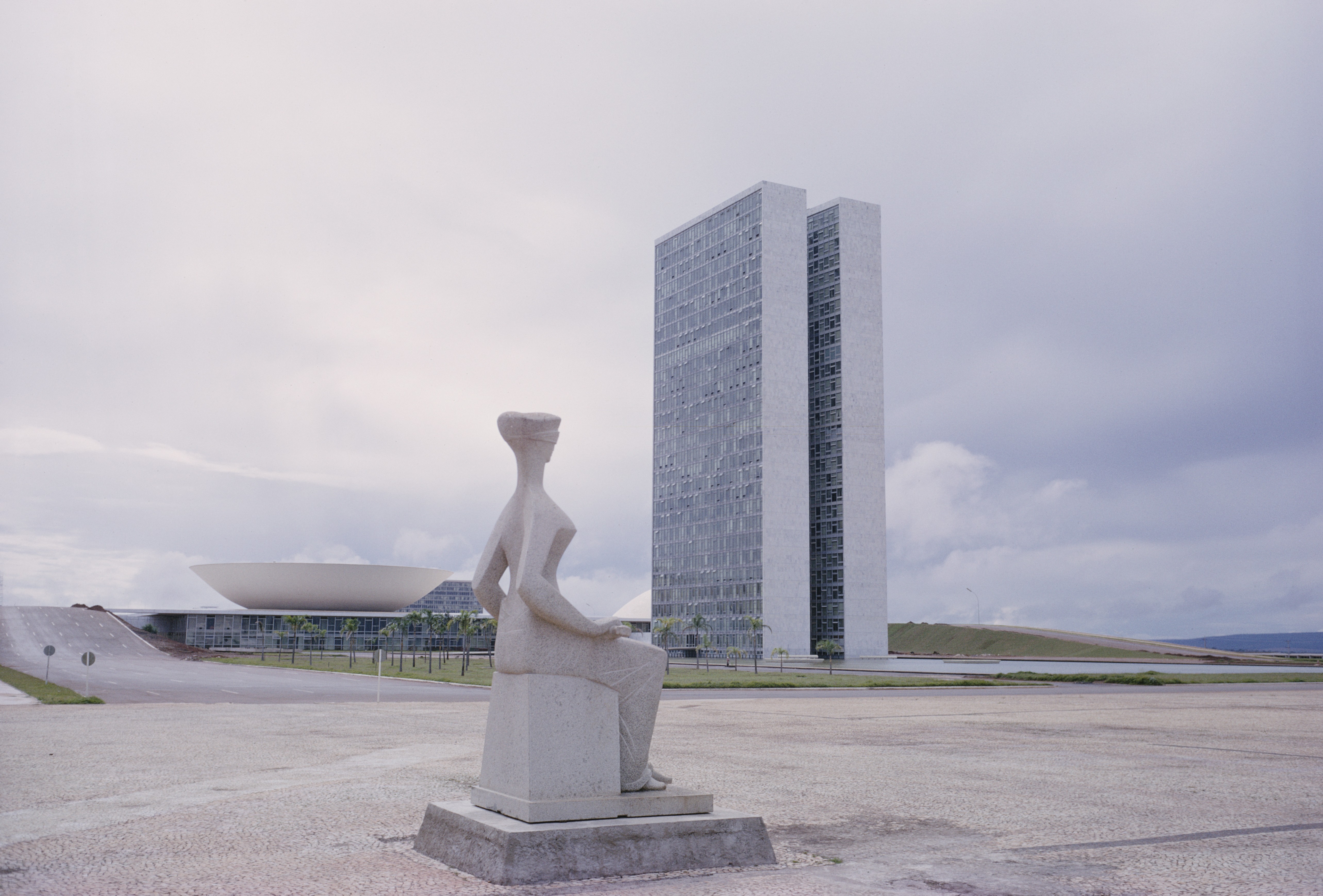 A estátua da Justiça, de Alfredo Ceschiatti, em frente ao Supremo Tribunal Federal na Praça dos Três Poderes, em Brasília (Foto: Getty Images)