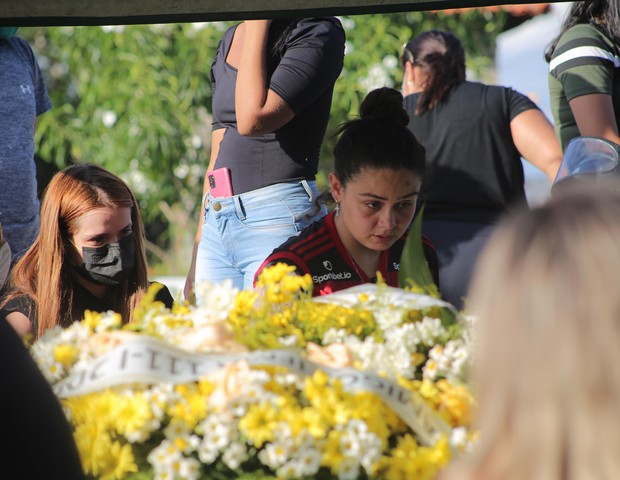 Luisa y Marcela McGowan en el funeral de Morelio (Foto: Johan Bastos / Brazil News)
