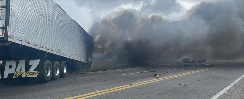 Acidente deixa quatro pessoas mortas e três feridas no sudoeste da Bahia — Foto: Reprodução/TV Bahia