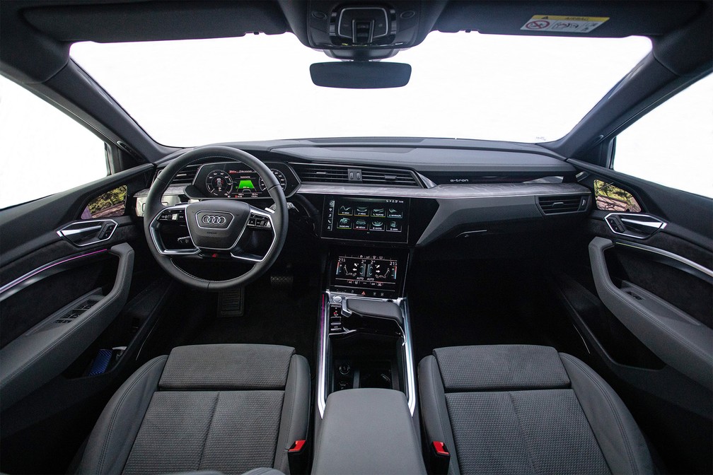 Cabine do Audi E-Tron tem 5 telas — Foto: Fábio Tito/G1