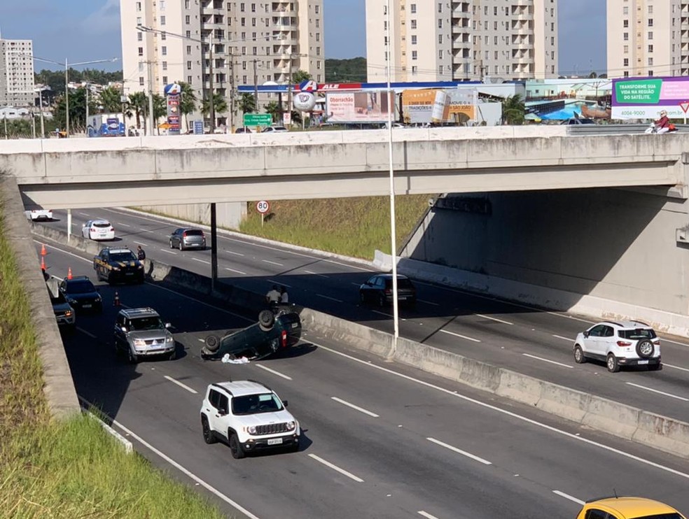 Carro capota na pista da BR-101 em Natal &mdash; Foto: Carlos Dhaniel/Inter TV Cabugi