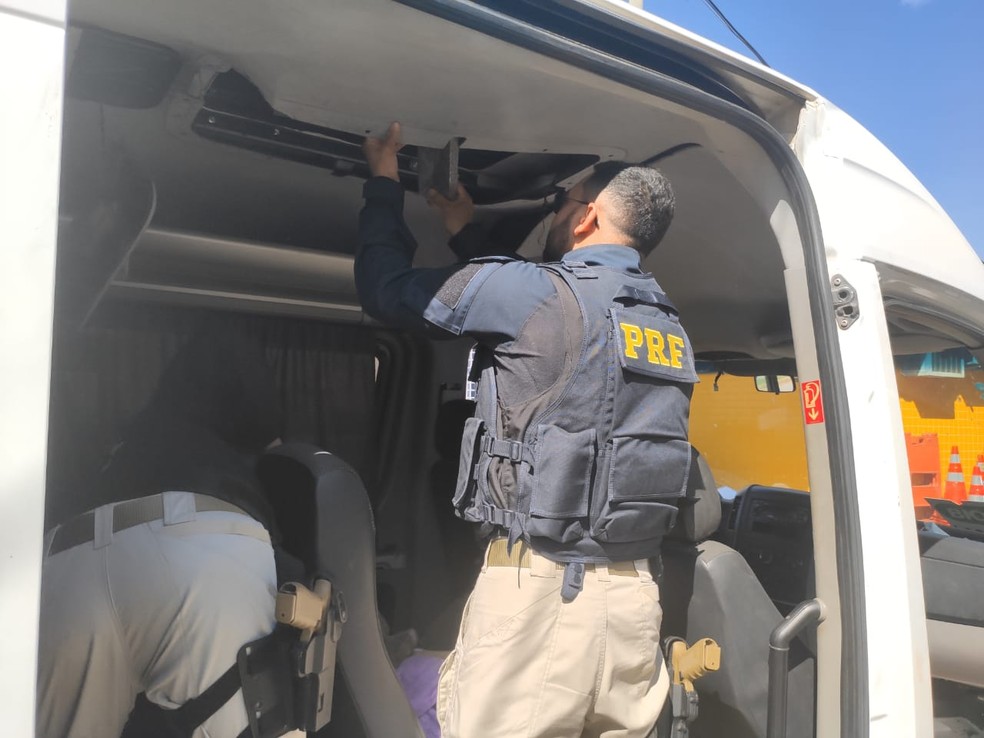 PRF apreendeu mais de 500 tabletes de maconha dentro de uma van em Bom Despacho  — Foto: PRF/Divulgação 