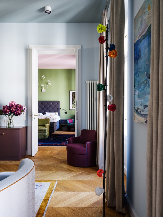 Um apartamento cheio de cor para receber e dar festas   (Foto: Wolfgang Stahr )