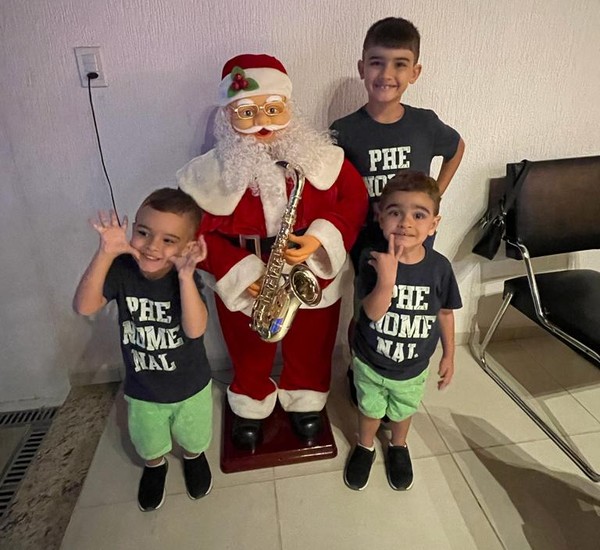 Gabriel, de 10 anos, com os irmãos gêmeos Marcos e Mateus, de três — Foto: Arquivo Pessoal