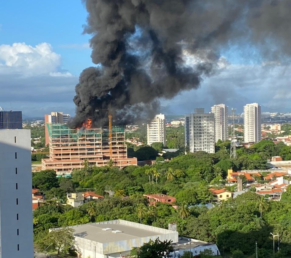 Incêndio atinge prédio de maternidade em obras em Fortaleza; não há relato de pessoas feridas — Foto: TV Verdes Mares/Reprodução