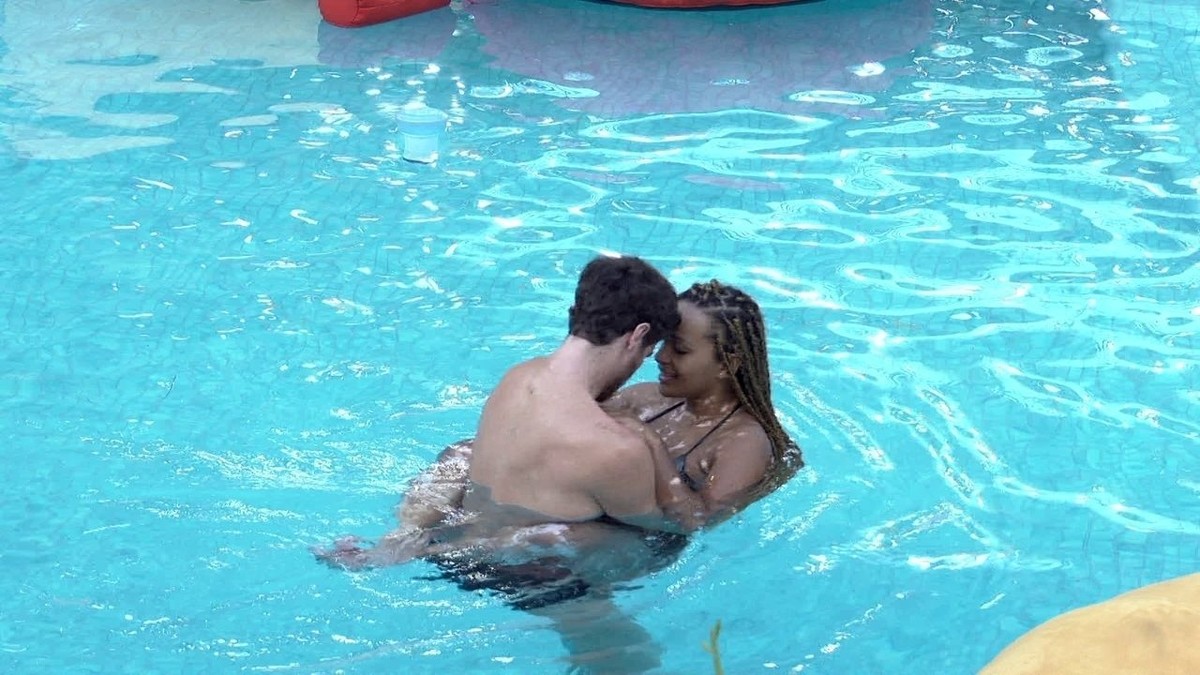 Lucas e Natália se abraçam na piscina do BBB 22 | Quilombo Geek