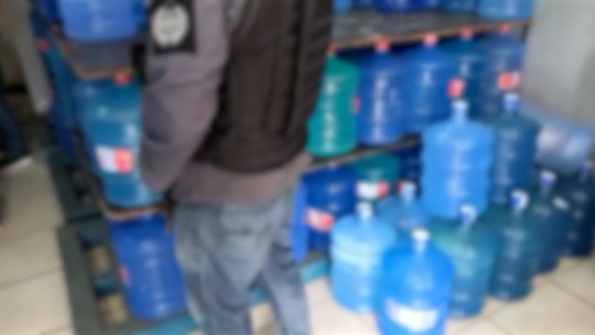 Água mineral imposta pelo crime na Gardênia é considerada imprópria para consumo 
