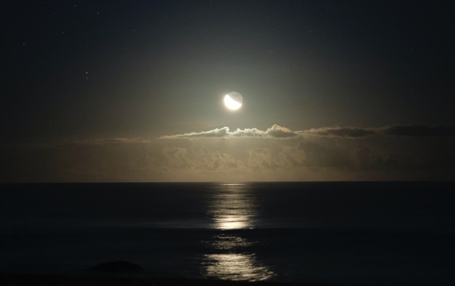 Lua refletindo no mar