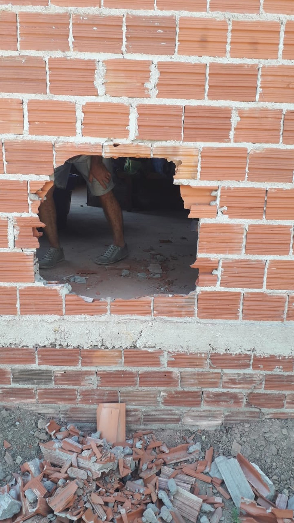 Buraco feito por invasor de sítio na cidade de Batalha, no Piauí — Foto: Arquivo Pessoal