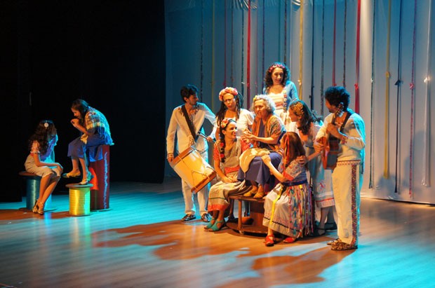 A Velha a Fiar com grupo Teatro Griô (Foto: Iris Scuccato)